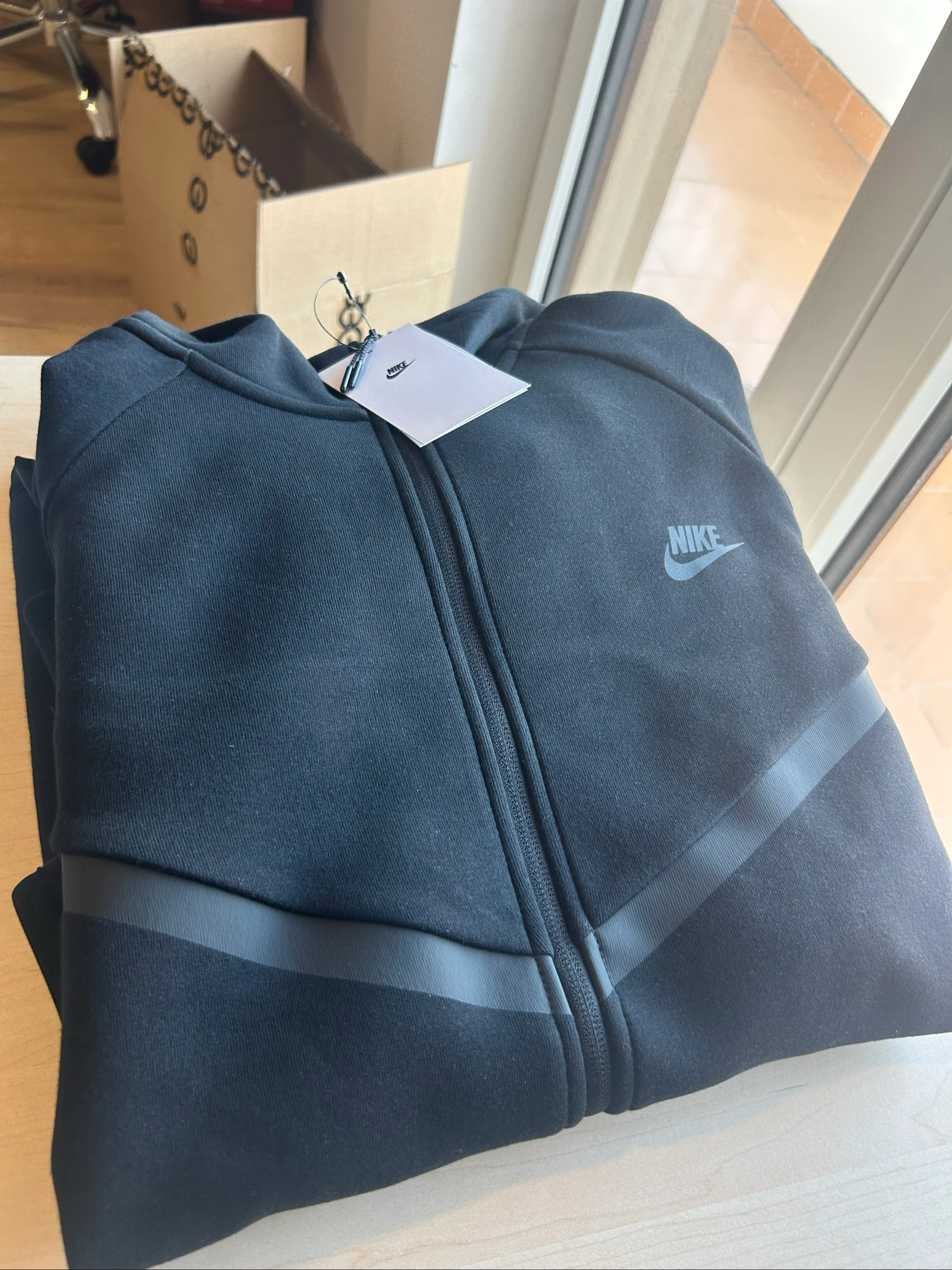 Nike Tech Fleece Preto – Tamanho L | Novo | Preço Imbatível
